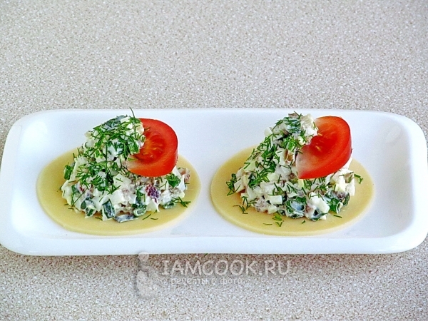 Рецепт салата из копчёной рыбы на кружочках сыра