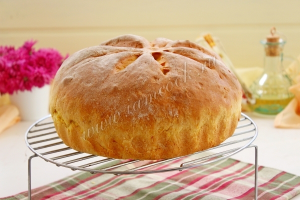 Готовый хлеб из тыквы в хлебопечи