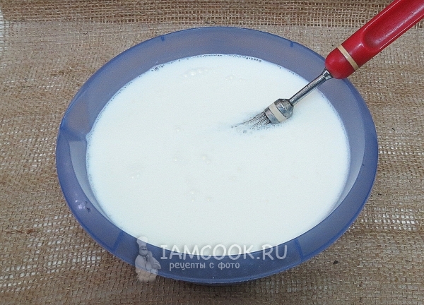 Соединить молоко с йогуртом