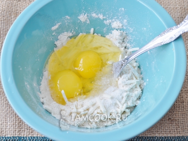 Добавить яйца и соль