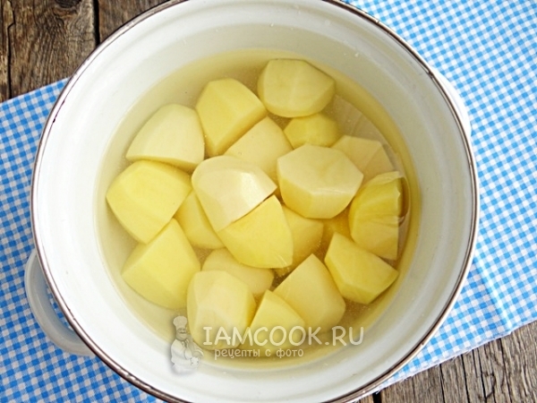 Положить картофель в кастрюлю с водой