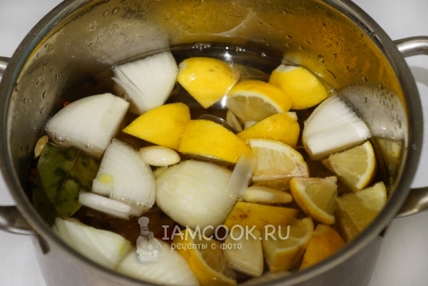 Положить в маринад лук, чеснок и лимон
