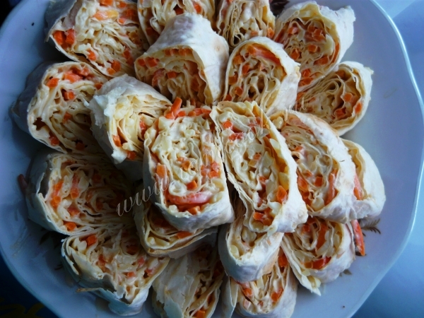 Рулет из лаваша с сыром и морковью по-корейски