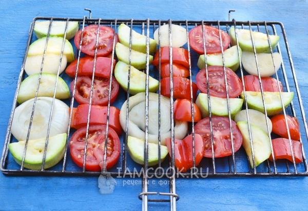 Выложить овощи на решетку