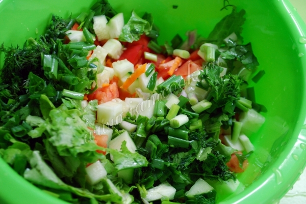 Овощи смешать в салатнике