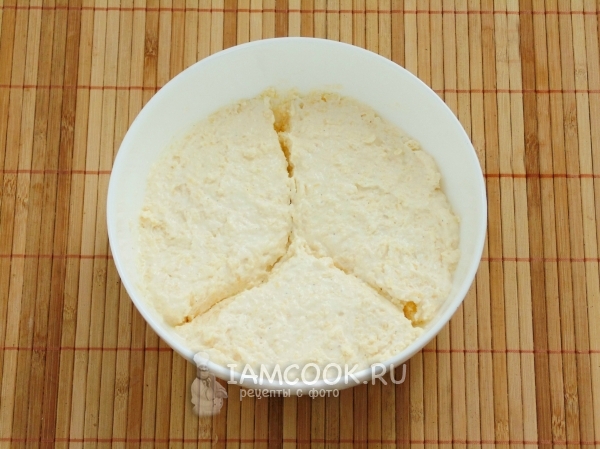 Разделить сырную массу на три части