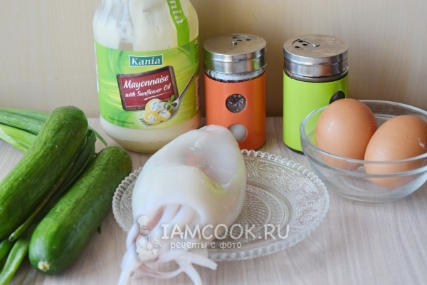 Ингредиенты для салата с кальмаром, огурцом и яйцом