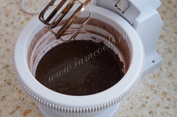 Замес теста для шоколадного кекса
