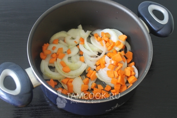 Обжарить морковь с луком
