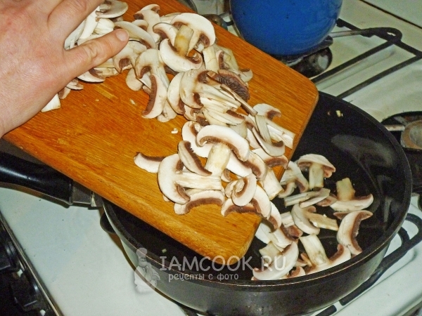 Положить грибы на сковороду