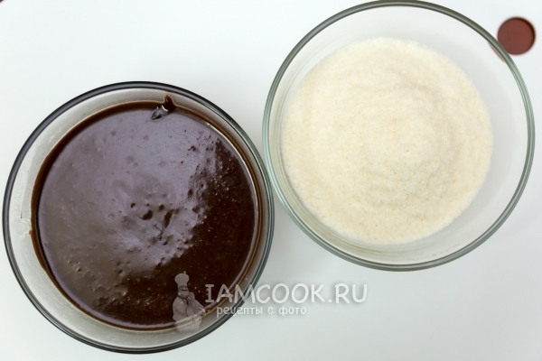 Подготовить шоколадный соус и кокосовую стружку