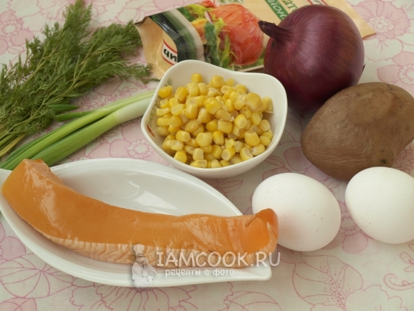 Ингредиенты для салата с копчёным кальмаром
