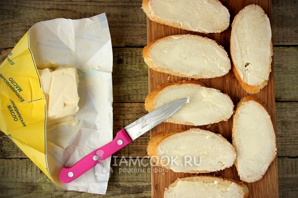 Смазать хлеб сливочным маслом