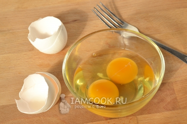 Положить яйца в тарелку