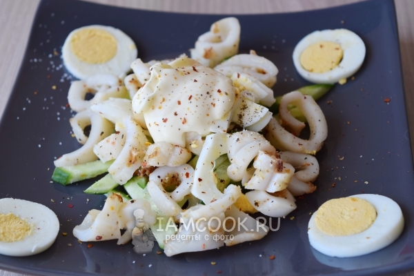 Готовый салат с кальмаром, огурцом и яйцом