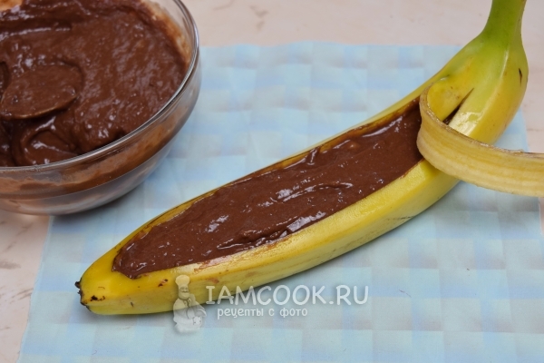 Выложить желейную массу в кожуру от банана