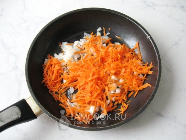 Обжарка лука с морковью