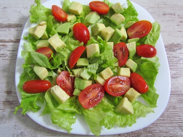 Салатные листья, авокадо и помидоры