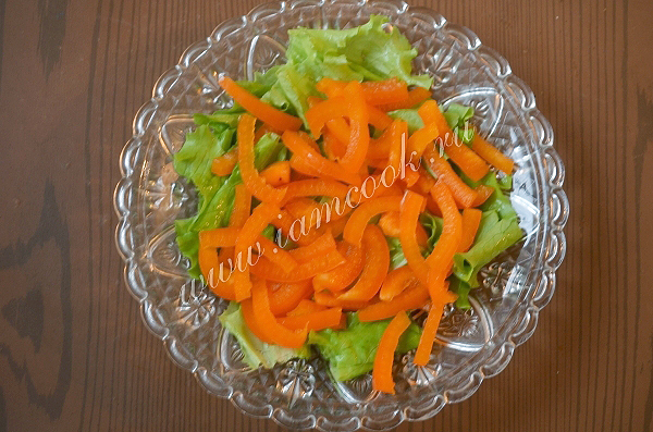 Сладкий перец и листья салата