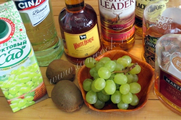 Ингредиенты для алкогольных коктейлей из киви и винограда