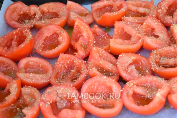 Посыпать помидоры орегано и полить маслом