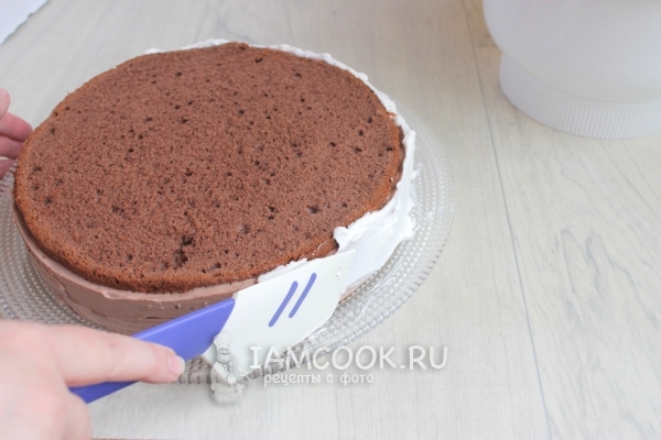 Обмазать бока торта кремом