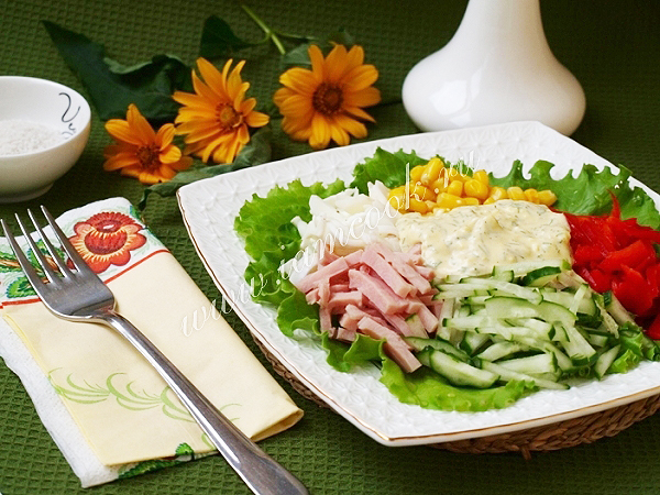 Салат из ветчины и овощей
