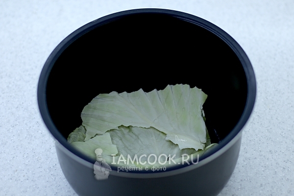 Уложить на дно чаши листья капусты