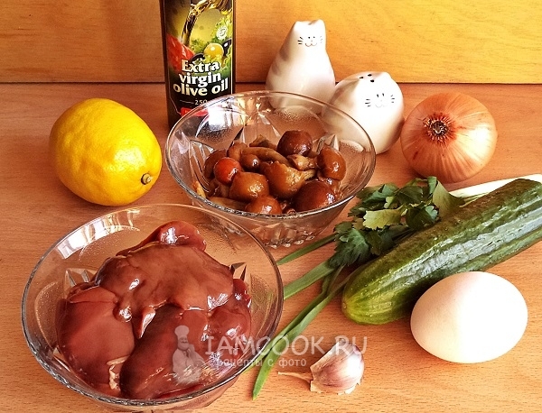 Ингредиенты для салата с куриной печенью и грибами