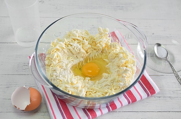 Яйцо с маргарином и мукой