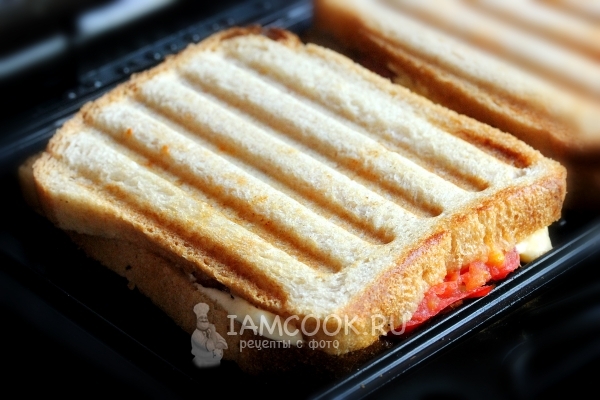 Рецепт горячих бутербродов с колбасой, сыром и помидорами