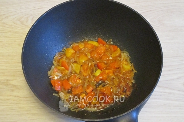 Обжарить лук с морковью и томатным соусом