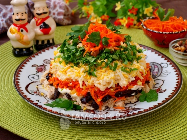 Фото салата «Марсель» с черносливом и корейской морковкой