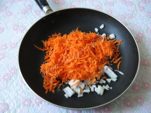 Лук с морковью на сковороде