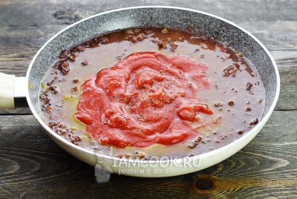 Добавить томатный соус и специи
