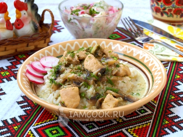 Готовая курица с грибами в сметанном соусе