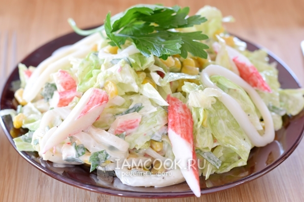 Рецепт салата с кальмаром и листовым салатом