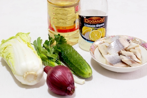 Ингредиенты салата из сельди и пекинской капусты