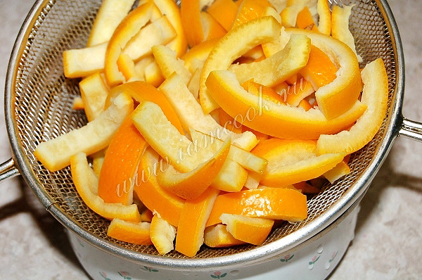 Корки апельсина в дуршлаге