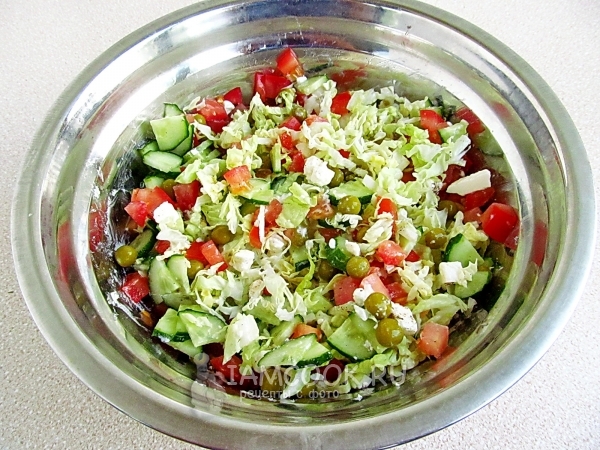 Готовый овощной салат с брынзой
