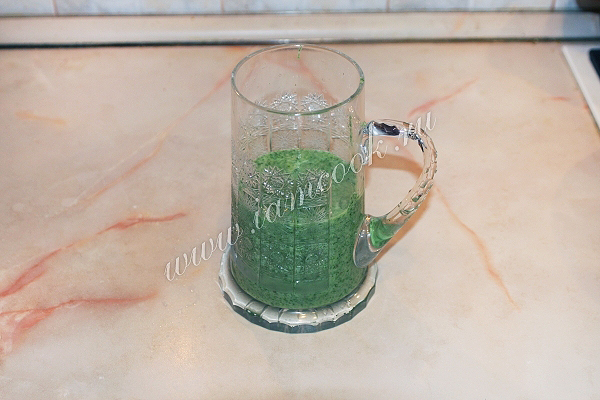 Зеленый коктейль из шпината