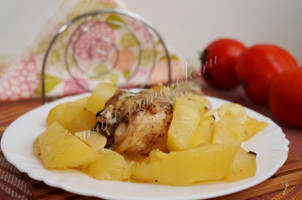 Курица, запеченная на кабачке, рецепт с фото