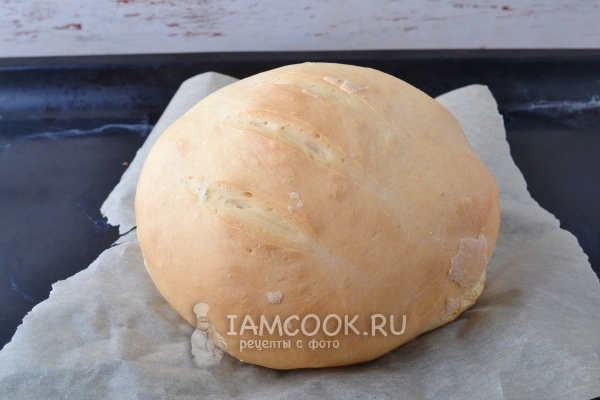 Готовый пшеничный хлеб на закваске в духовке