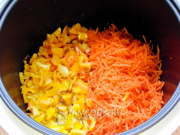 Положить морковь и перец