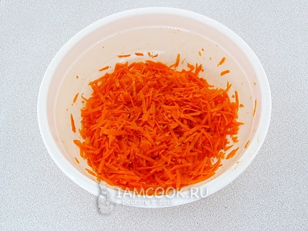 Размешать морковь со специями