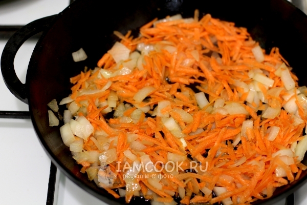 Поджарить лук и морковь