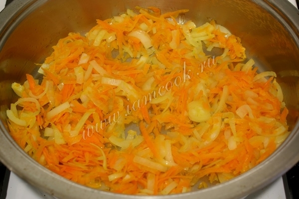 Тушение моркови с луком