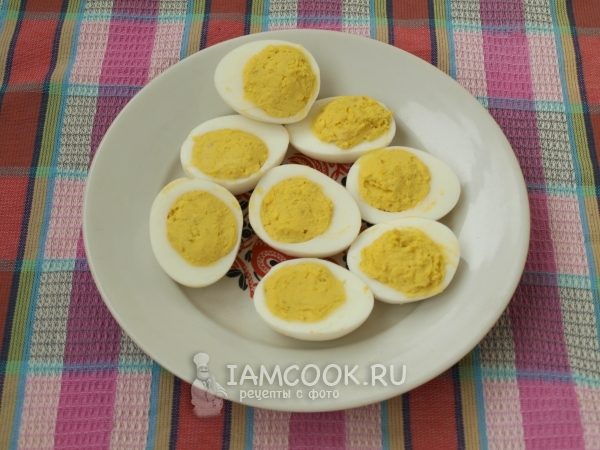 Порезать яйца на две части