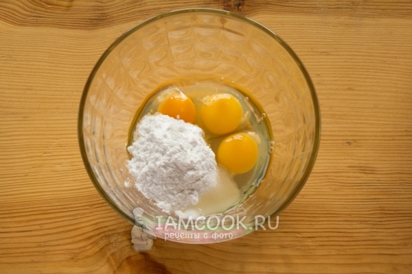 Соединить яйца, сахар и соль