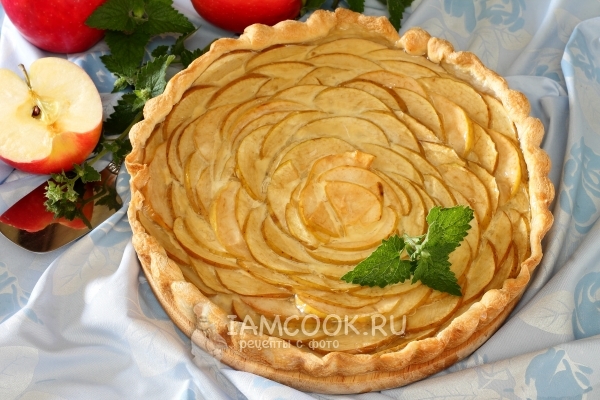 Фото яблочного тарта с желе и пудингом